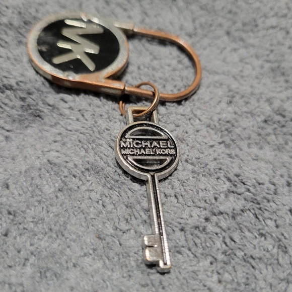 Vintage M.Kors Key & Lock ZipperPull - Picture 2 of 5